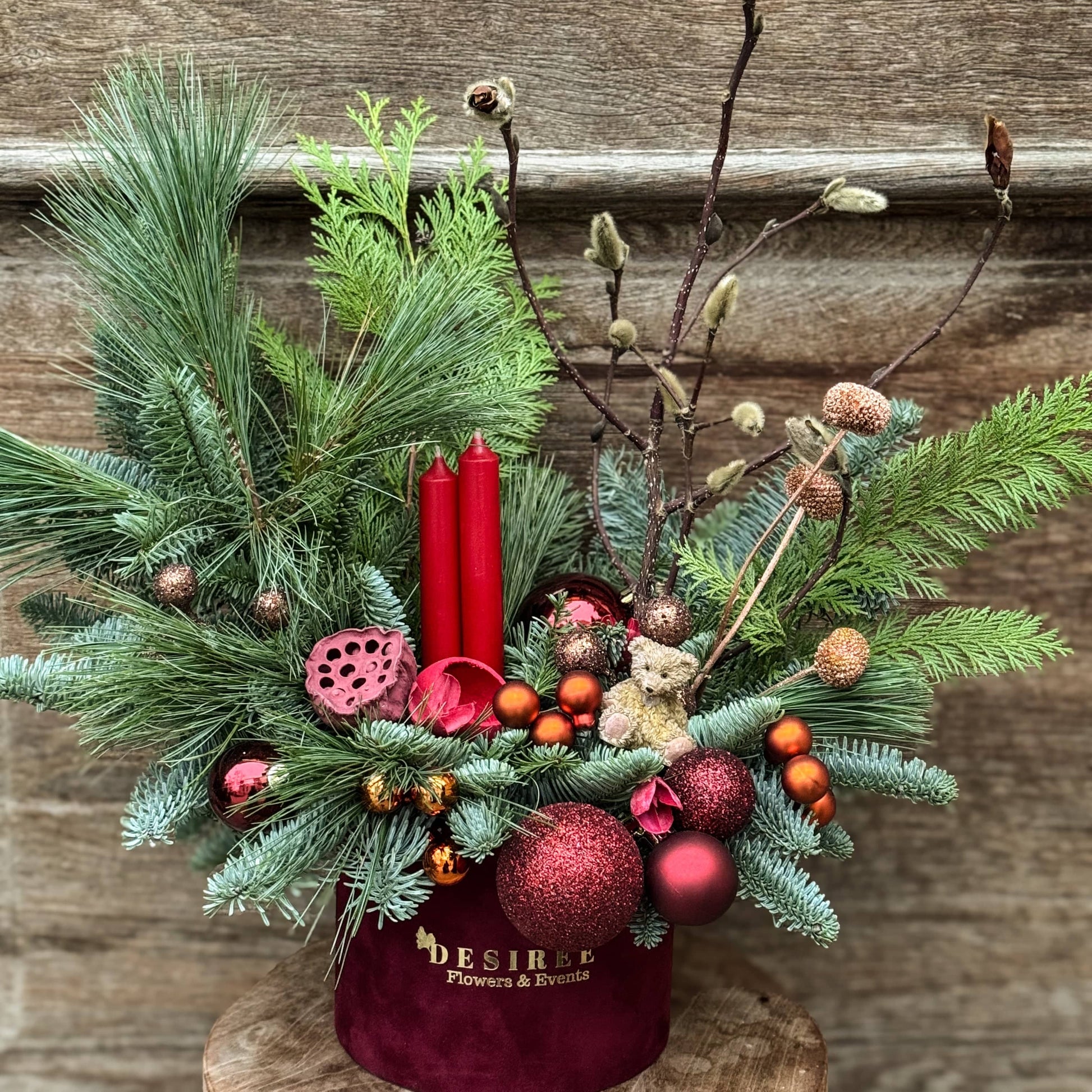 Floraria Desiree aranjament_craciun Aranjament de Crăciun Red Velvet Christmas – cu Lumânări Decorative