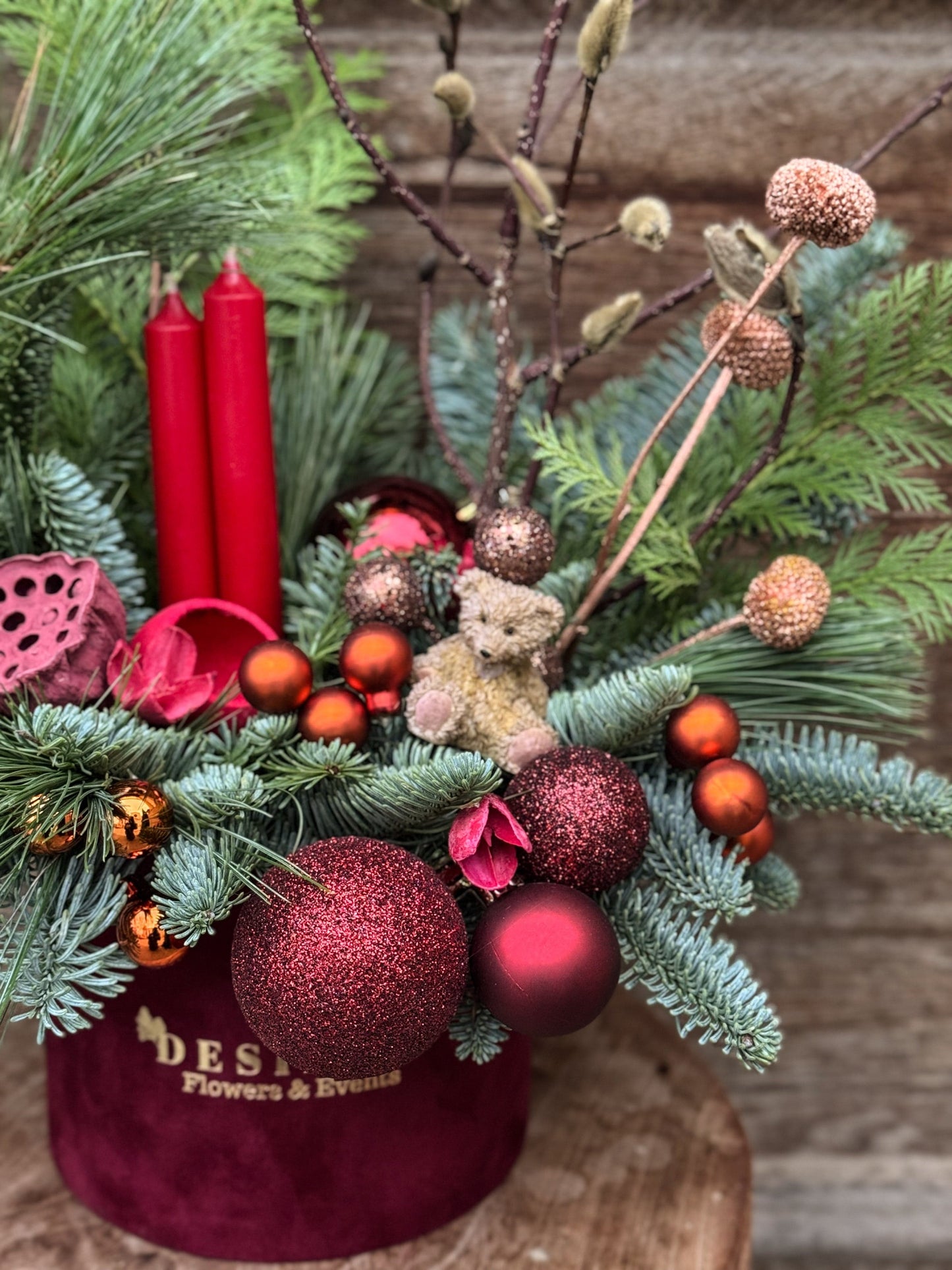 Floraria Desiree aranjament_craciun Aranjament de Crăciun Red Velvet Christmas – cu Lumânări Decorative