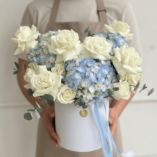 Floraria Desiree aranjament floral Aranjament cu Hortensii Bleu și Trandafiri – Blue Serenity