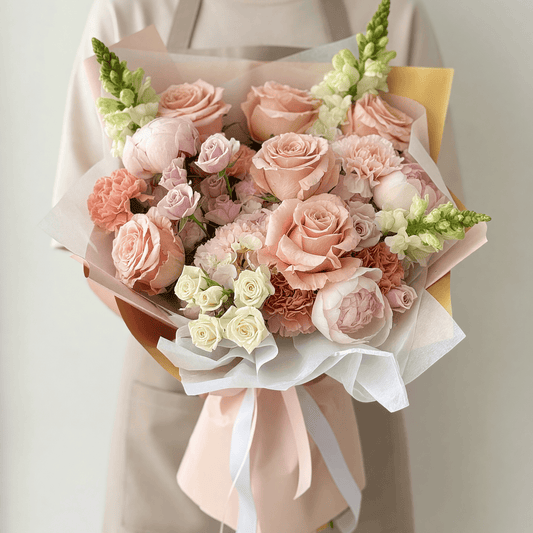 Floraria Desiree aranjament floral Buchet Blush Peonies & Roses