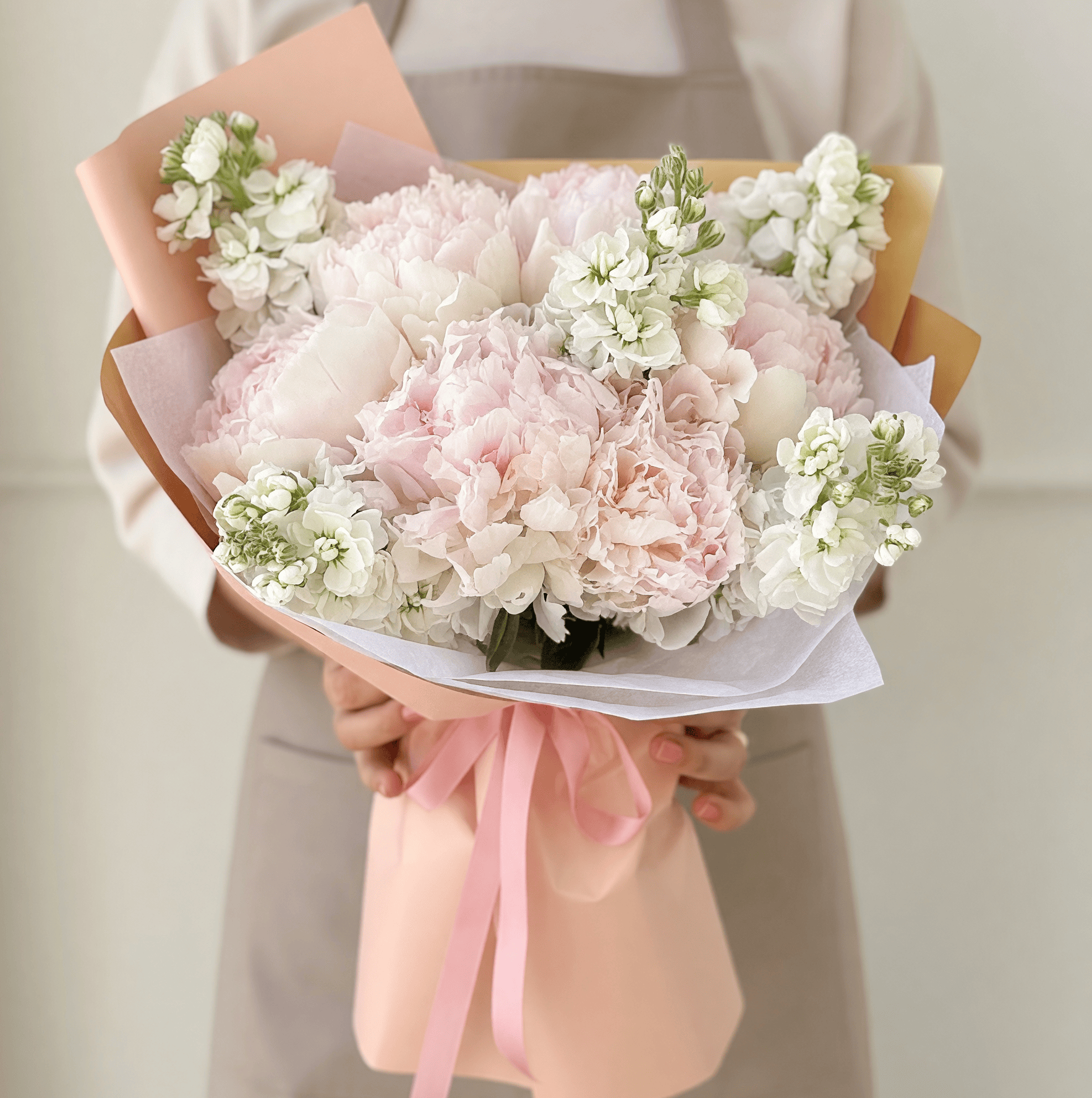 Floraria Desiree aranjament floral Buchet Soft Peonies & Mathiola