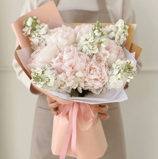 Floraria Desiree aranjament floral Buchet Soft Peonies & Mathiola