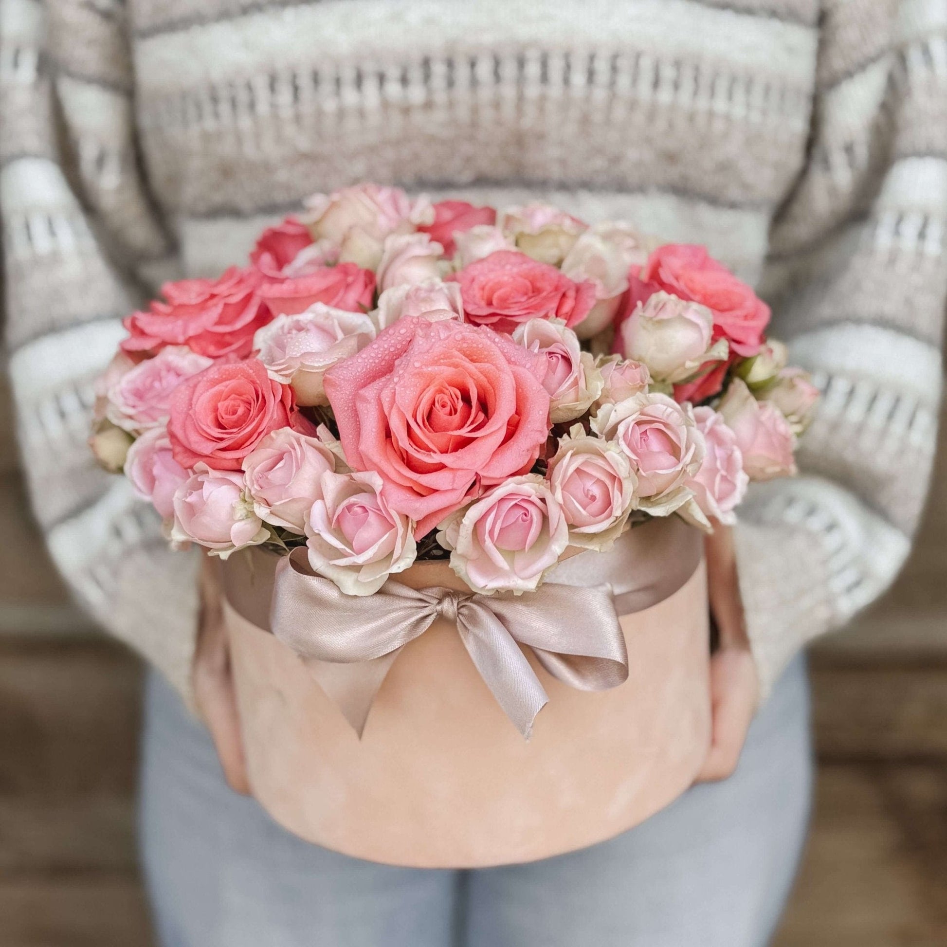 Floraria Desiree aranjament-floral Cutie Eleganță Roz – Trandafiri și Miniroze