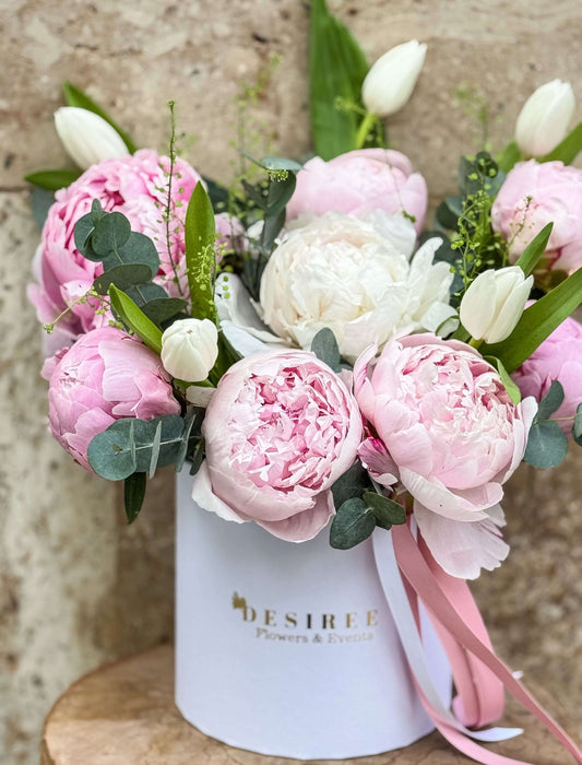 Floraria Desiree aranjament floral Mix Pastelat – Bujori & Lalele