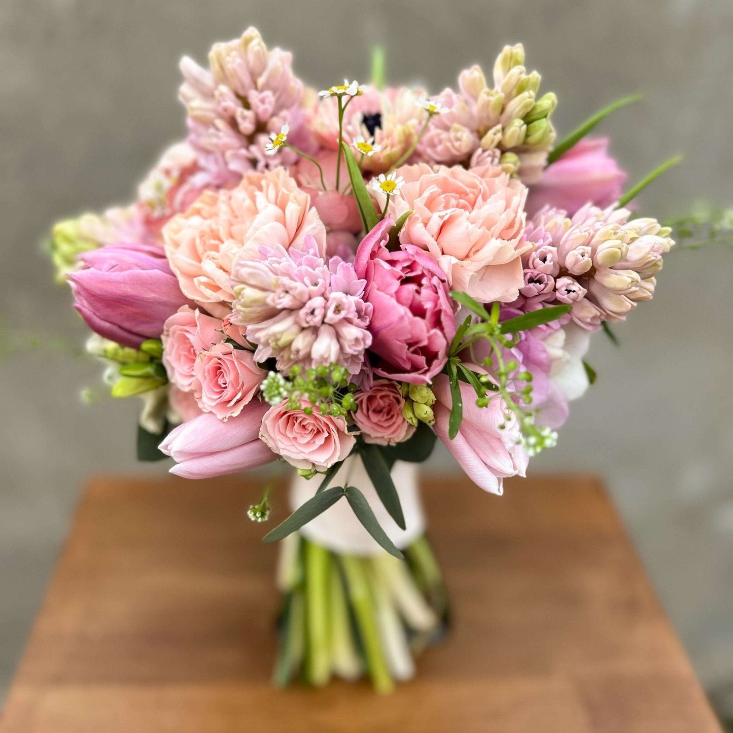 Floraria Desiree Aranjament_floral_primavara Buchet primavara Peach Fuzz
