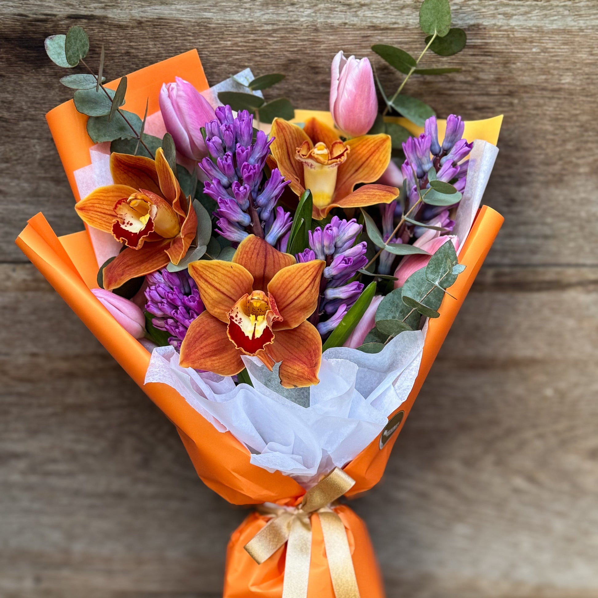 Floraria Desiree Aranjament_floral_primavara Buchet zambile, lalele si orhidee