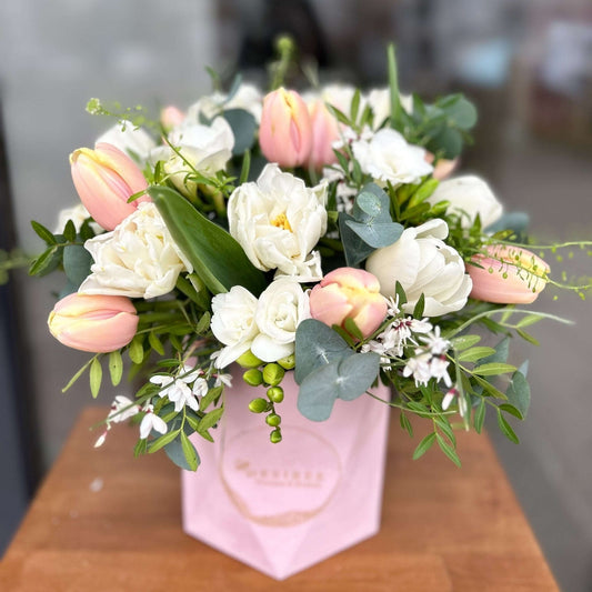 Floraria Desiree Aranjament_floral_primavara Cutie Florală Pastel de Primăvară