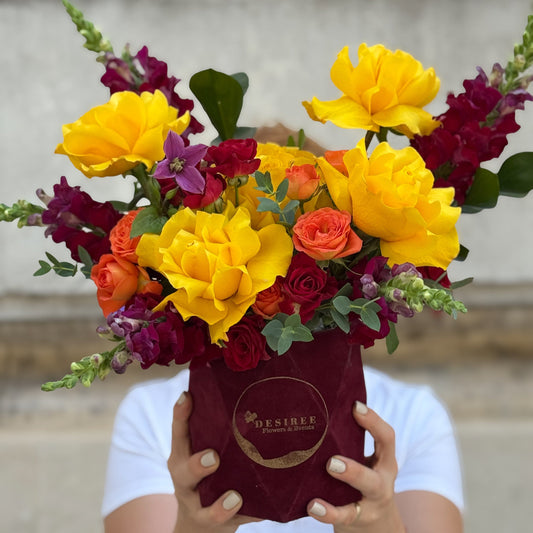 Floraria Desiree Aranjament_floral_sfanta_maria Aurora Soleil – Aranjament Floral cu Trandafiri Galbeni și Accente Rubinii