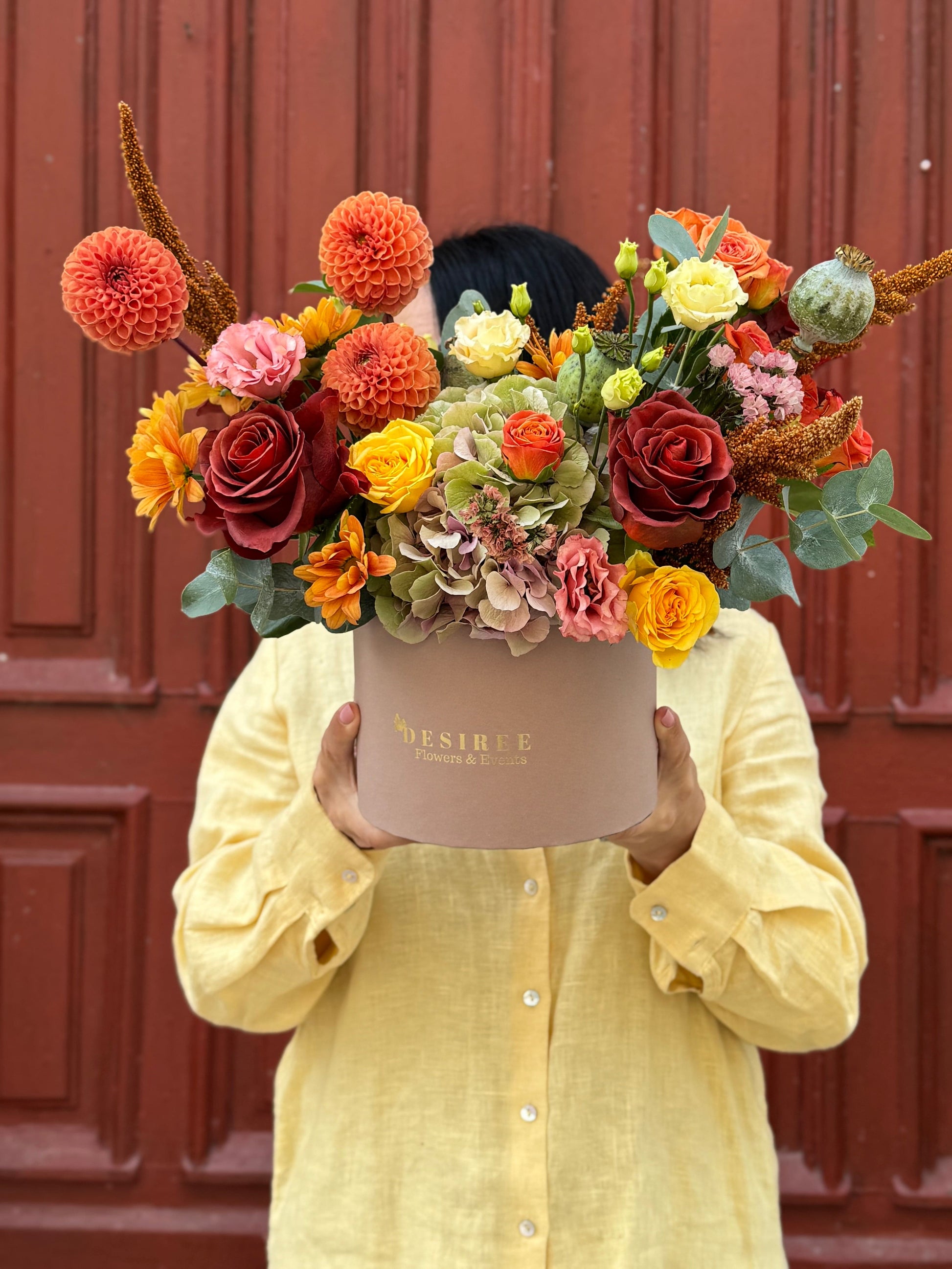 Floraria Desiree Aranjament_toamna Aranjament floral Autumn Symphony – trandafiri, dalie și hortensie în cutie elegantă
