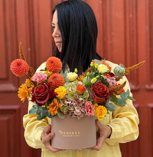 Floraria Desiree Aranjament_toamna Aranjament floral Autumn Symphony – trandafiri, dalie și hortensie în cutie elegantă