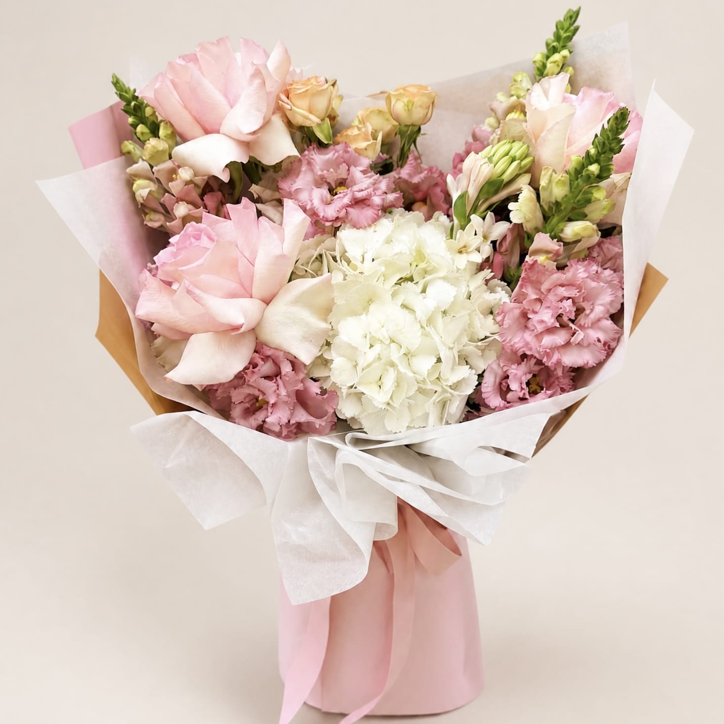 Floraria Desiree buchet _flori Buchet roz cu hortensie – Soft Focus