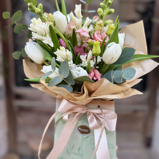 Floraria Desiree Buchet_frezii_lalele Buchet de primăvară în vază