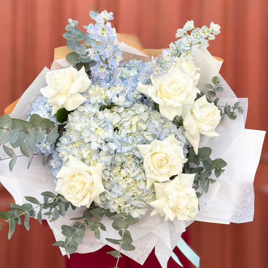 Floraria Desiree Buchet_hortensie Blue Whisper – Buchet Elegant cu Hortensii Bleu și Trandafiri Albi