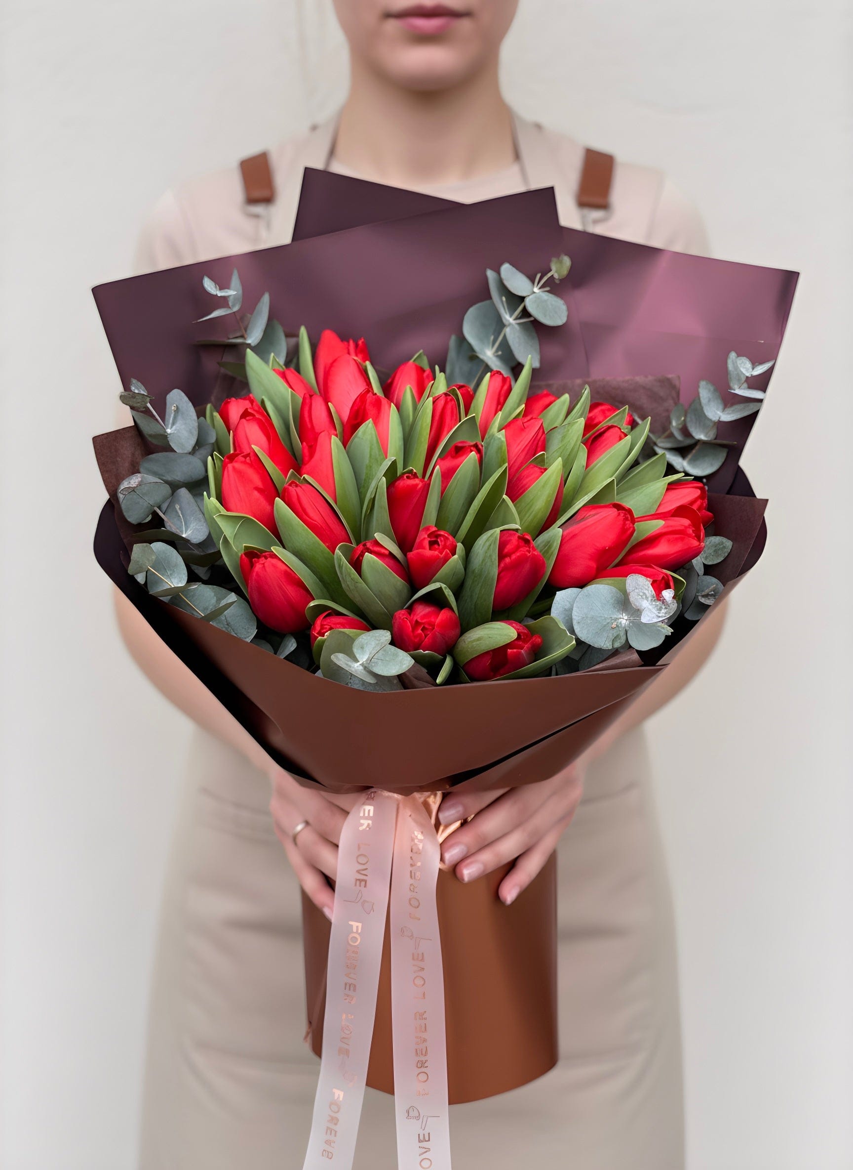 Floraria Desiree buchet lalele Buchet Elegant de Lalele Roșii în Ambalaj Premium