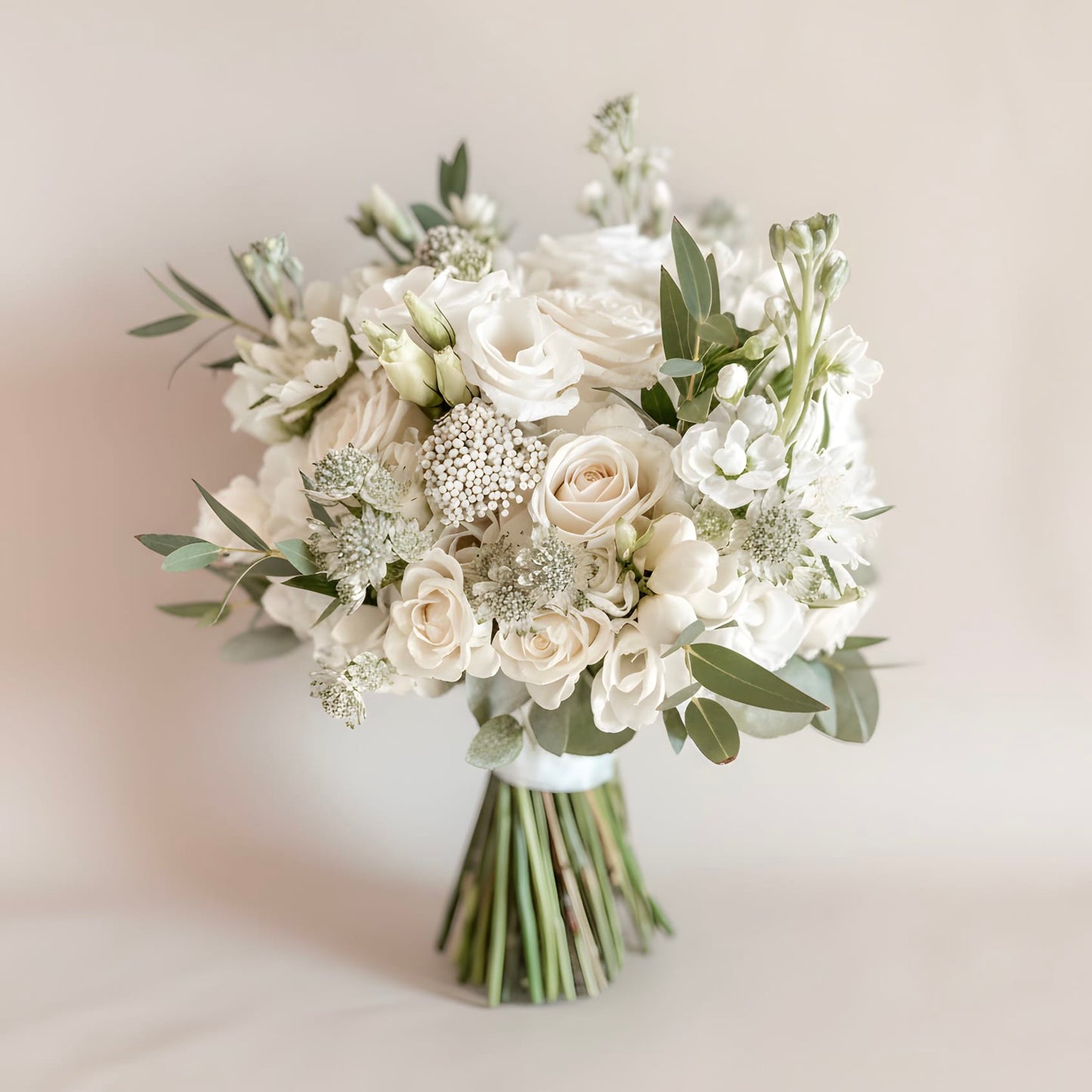 Floraria Desiree Buchet mireasa Buchet de mireasă alb cu flori mixte