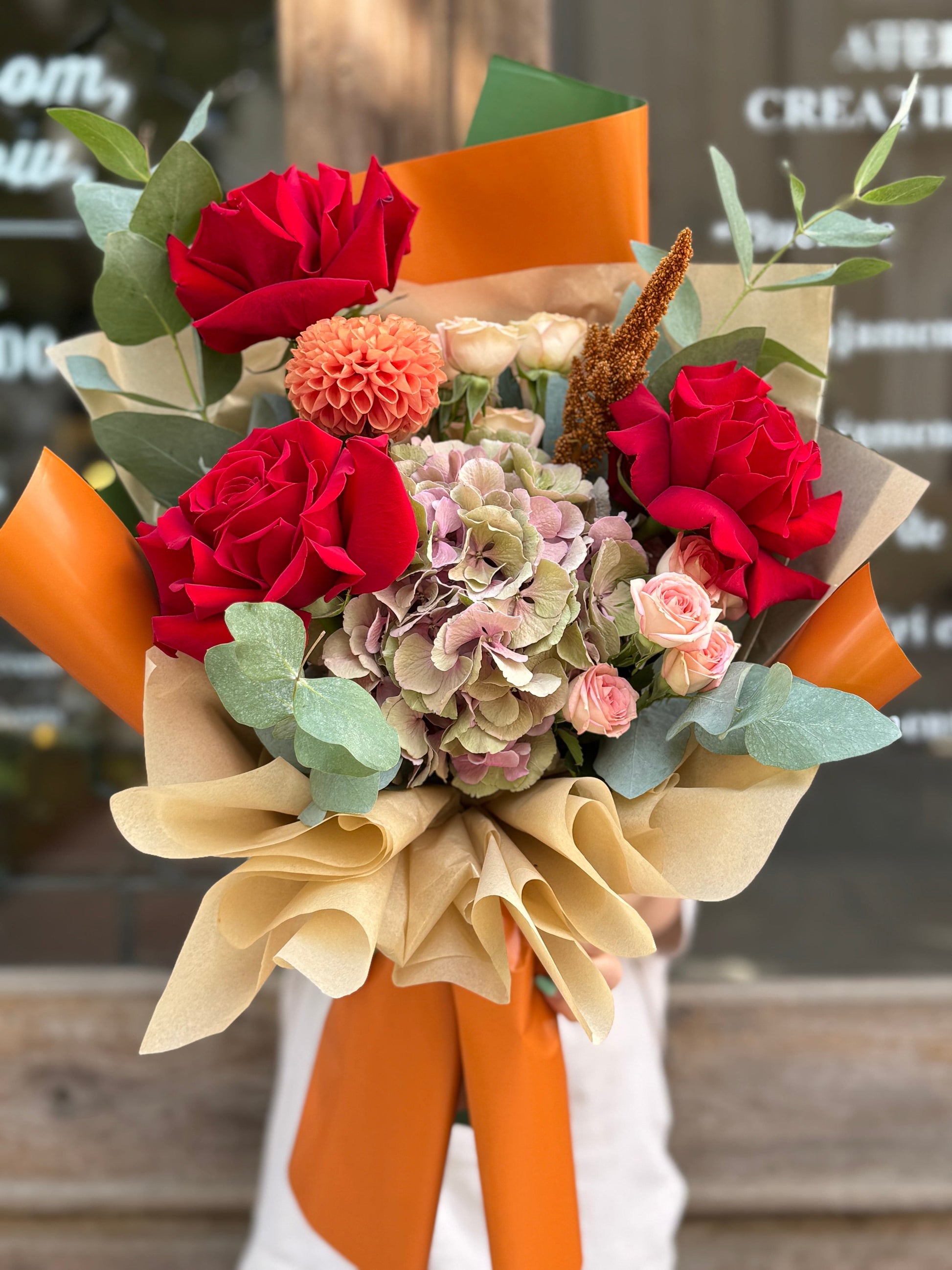 Floraria Desiree Buchet_toamna Buchet Autumn Elegance – trandafiri roșii, hortensie și dalie