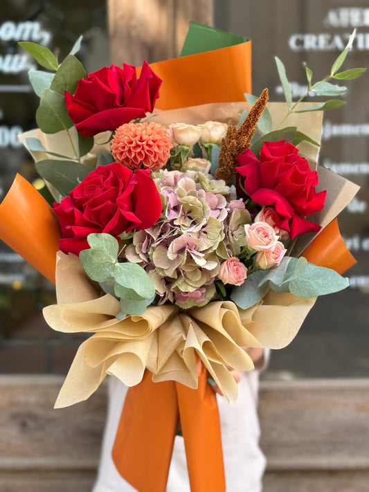 Floraria Desiree Buchet_toamna Buchet Autumn Elegance – trandafiri roșii, hortensie și dalie