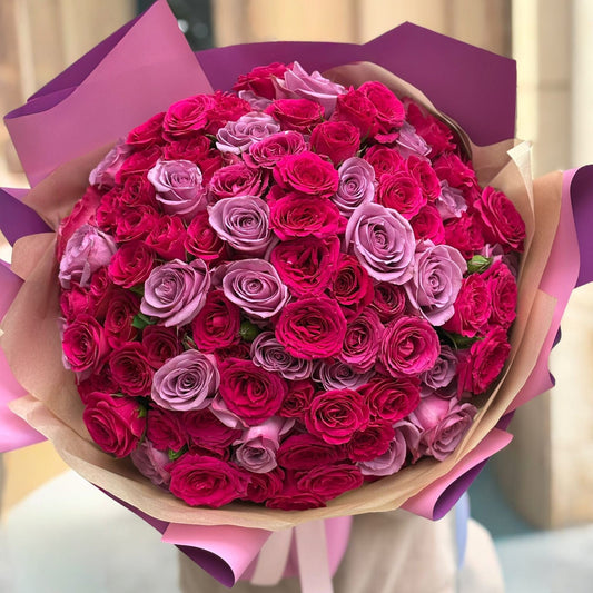 Floraria Desiree buchet_trandafiri Buchet de trandafiri fucsia și mov – eleganță vibrantă pentru momente speciale