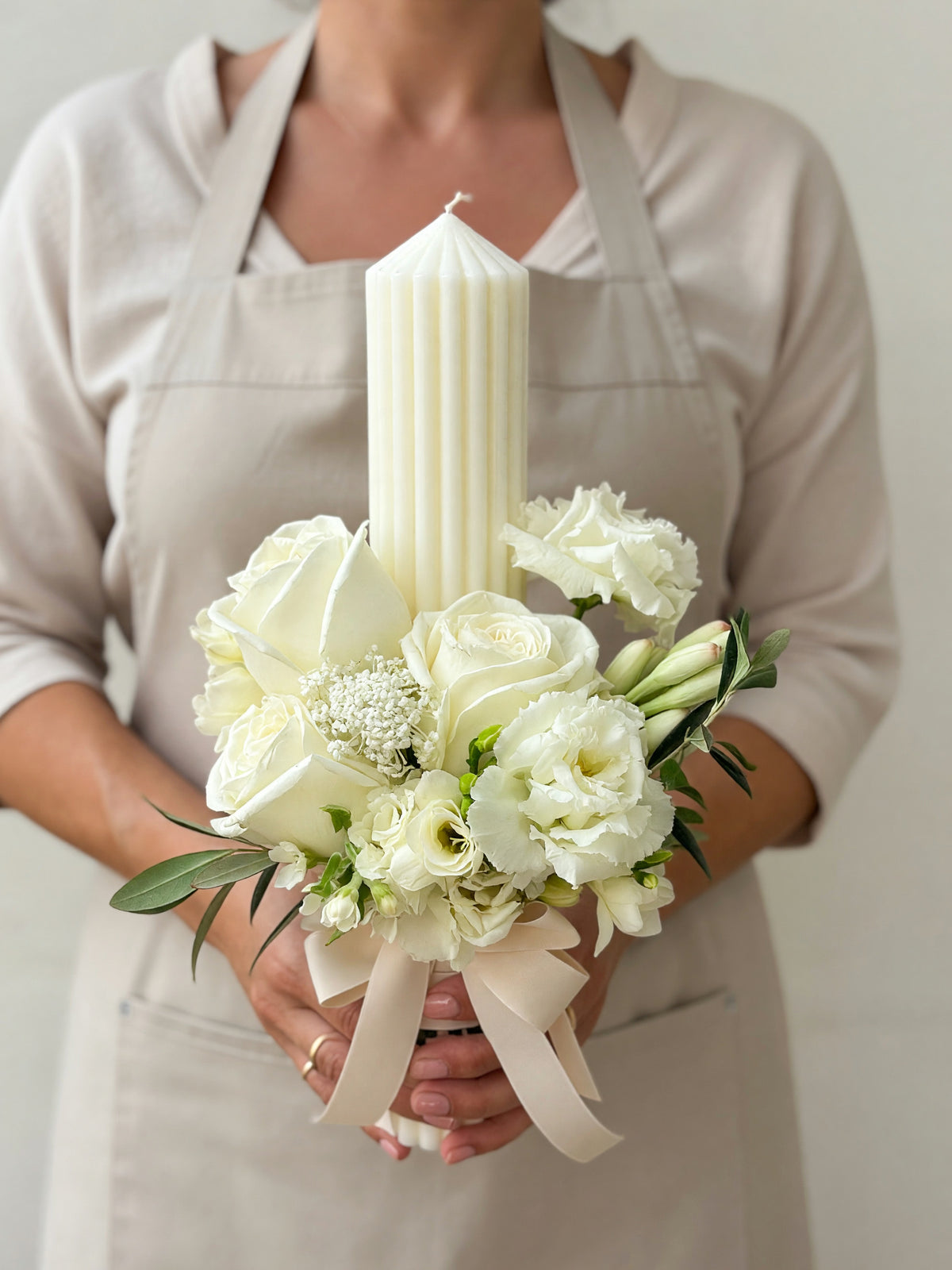 Lumânare canelată de 35 cm cu decor floral alb-crem, verdeață și panglică crem