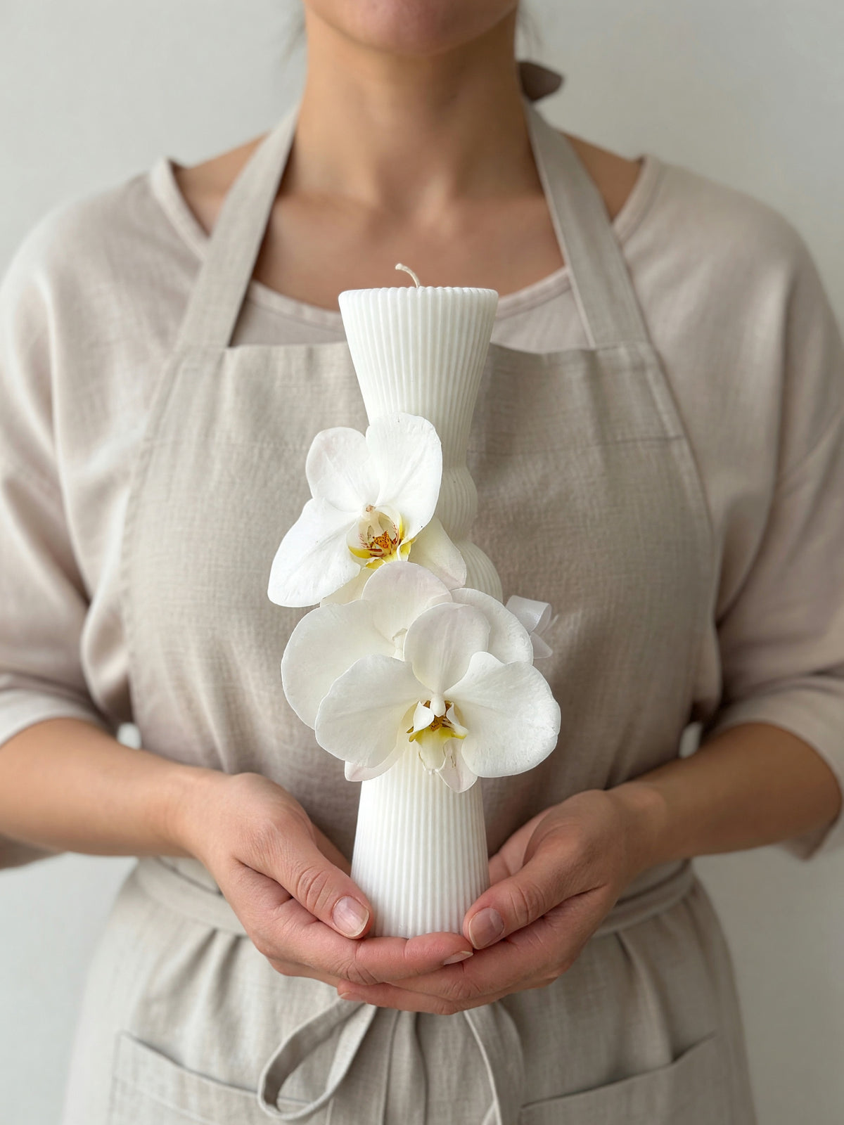 Lumânare albă de 27 cm, cu relief vertical și decor de orhidee Phalaenopsis albe