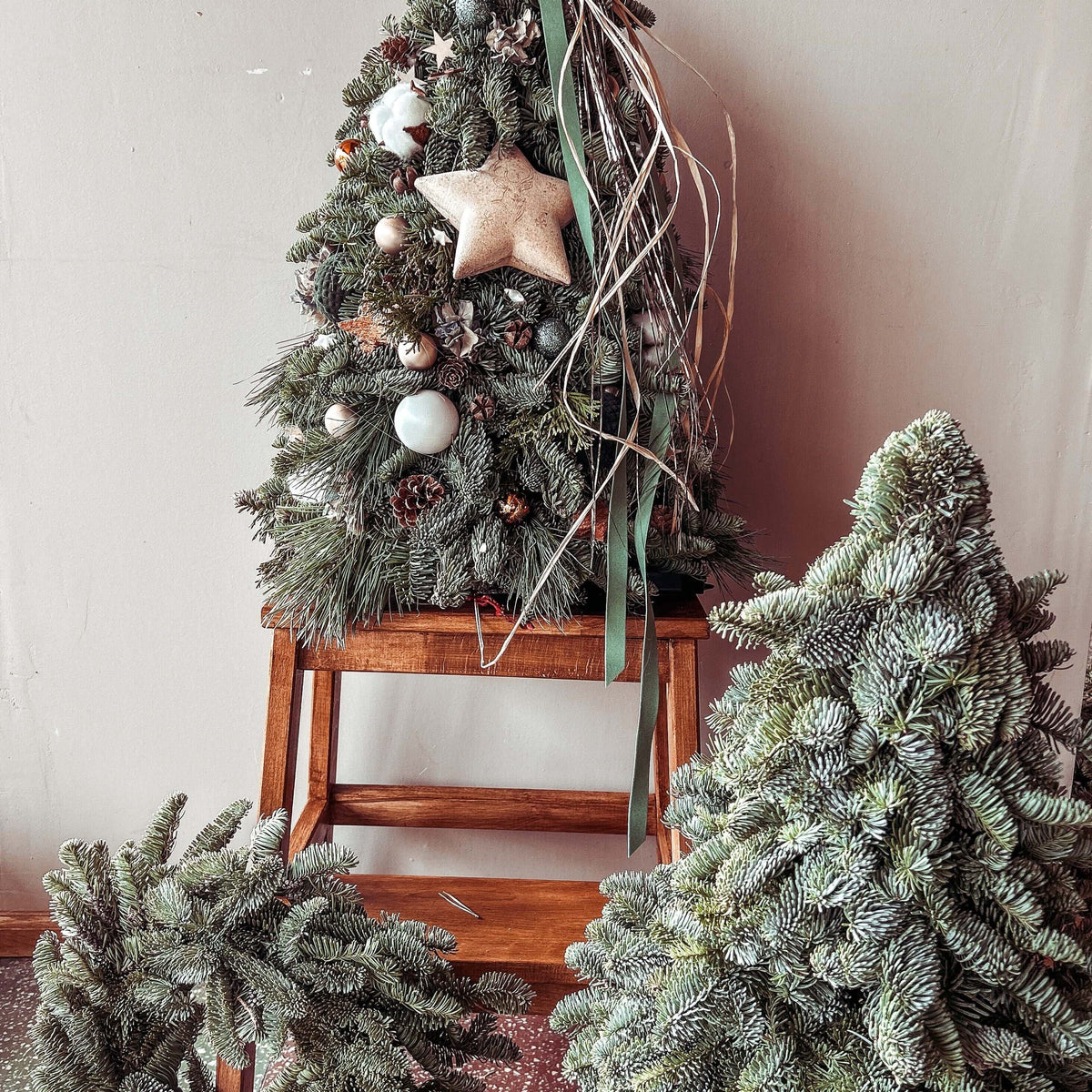 Mini -Bradut decorativ 60 cm — brazi decorativi prezentați împreună