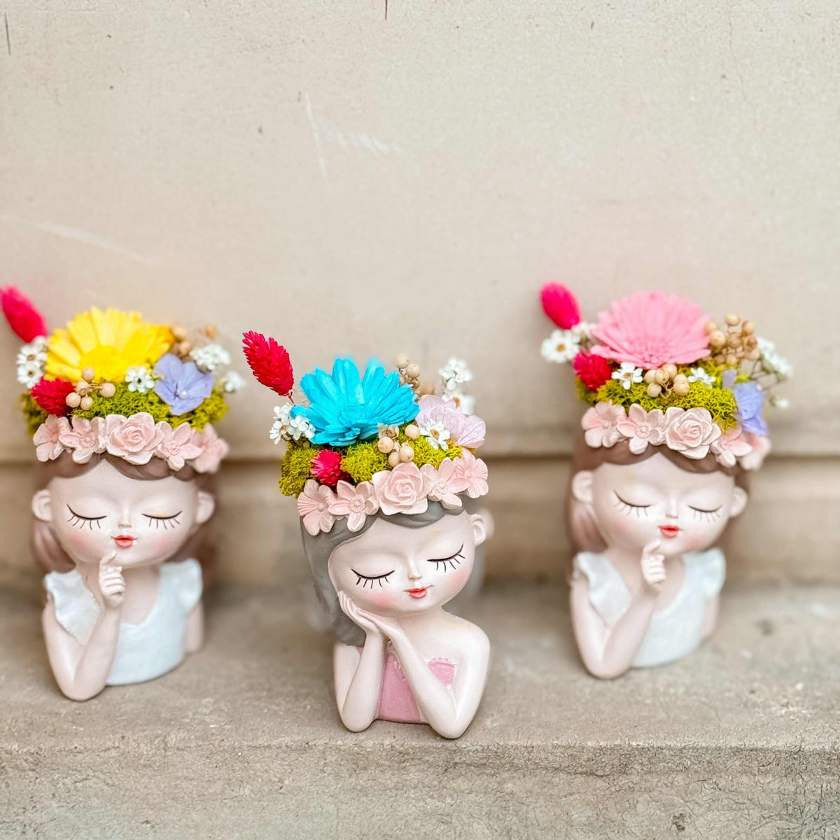 Set 2 Mărțișoare „Desiree” – Fetițe cu Flori Stabilizate — trei exemple de figurine florale