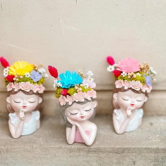 Set 2 Mărțișoare „Desiree” – Fetițe cu Flori Stabilizate — trei exemple de figurine florale