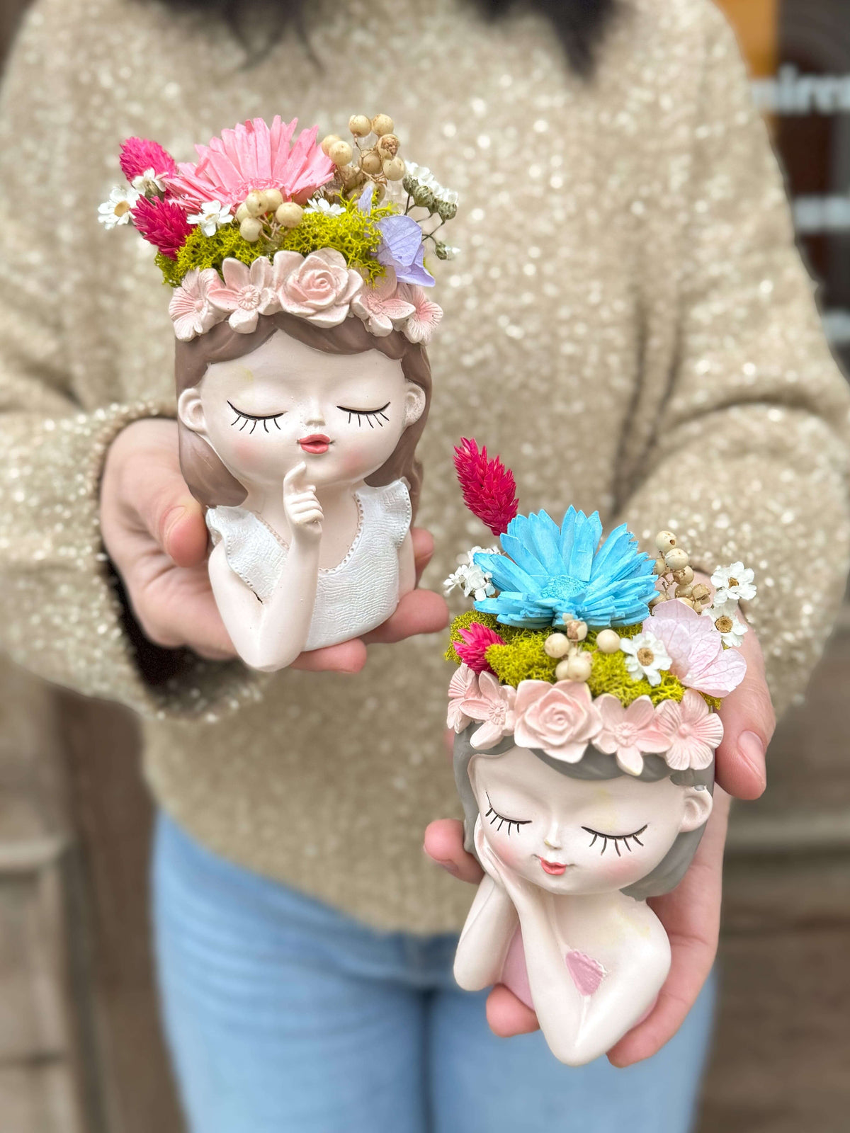 Set 2 Mărțișoare „Desiree” – Fetițe cu Flori Stabilizate — două figurine cu decor floral