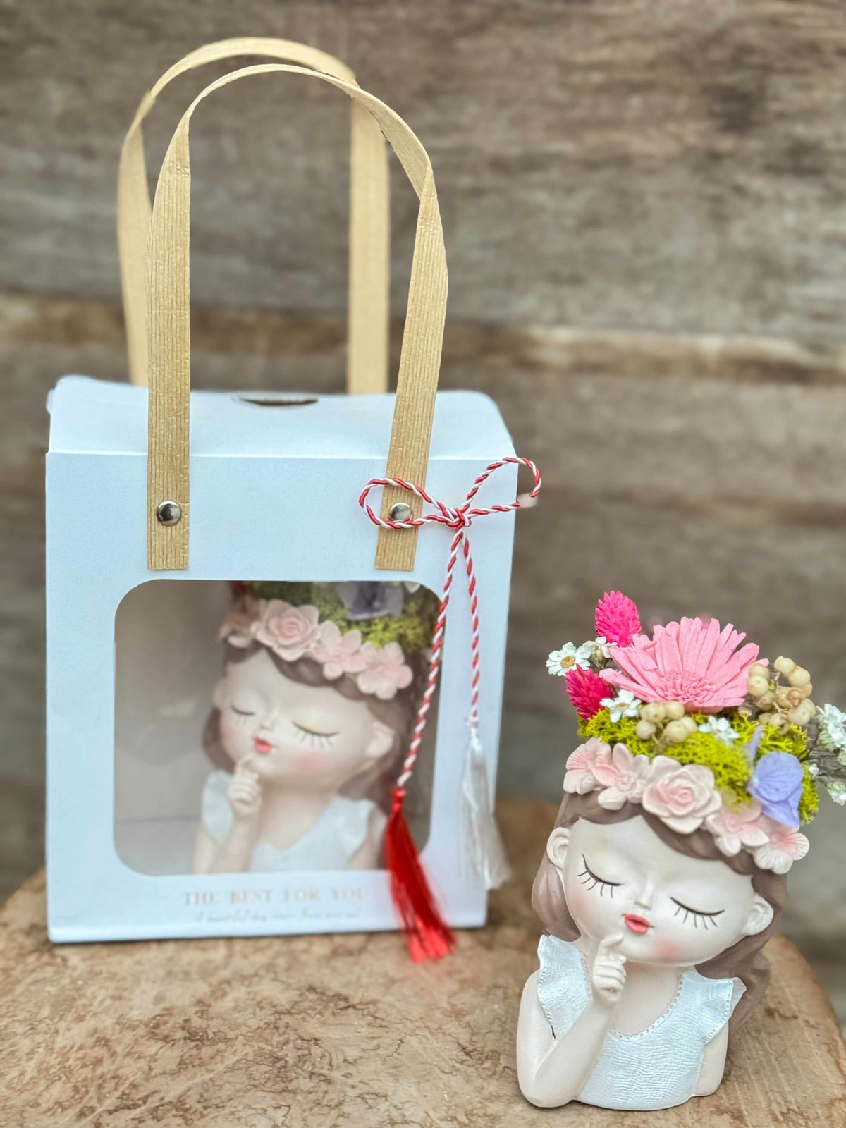 Set 2 Mărțișoare „Desiree” – Fetițe cu Flori Stabilizate — figurină florală și ambalaj pentru cadou