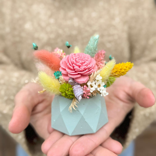 Set Mărțișor Floral în Vas Geometric cu Flori Stabilizate (4 buc)
