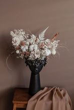 Încarcă imaginea în vizualizatorul Galerie, Aranjament Flora Negru - Desiree FlowerShop
