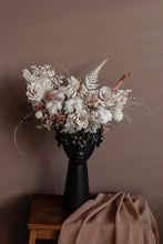 Încarcă imaginea în vizualizatorul Galerie, Aranjament Flora Negru - Desiree FlowerShop
