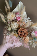 Încarcă imaginea în vizualizatorul Galerie, Aranjament Flora Roz - Desiree FlowerShop
