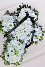 Încarcă imaginea în vizualizatorul Galerie, Aranjament floral funerar - Desiree FlowerShop
