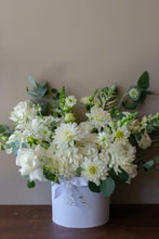 Încarcă imaginea în vizualizatorul Galerie, Aranjament floral Pure White - DesireeFlowerShop
