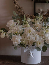 Încarcă imaginea în vizualizatorul Galerie, Aranjament floral Pure White - DesireeFlowerShop
