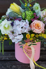 Încarcă imaginea în vizualizatorul Galerie, Aranjament floral Sweet Spring - Desiree FlowerShop
