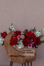 Încarcă imaginea în vizualizatorul Galerie, Aranjament floral &quot;To the moon and back&quot; - Desiree FlowerShop
