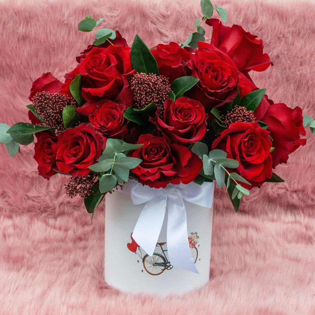 Aranjament in cutie cu 19 trandafiri speciali - Desiree FlowerShop
