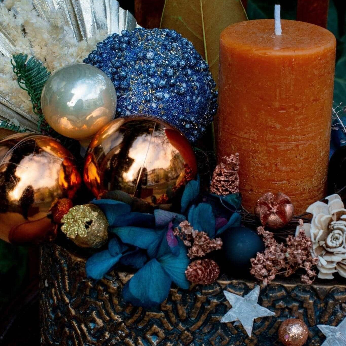 Aranjament "Special Christmas" — detaliu al lumânării și globurilor