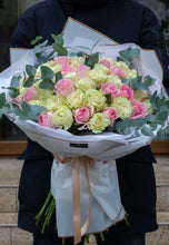 Încarcă imaginea în vizualizatorul Galerie, Buchet 65 trandafiri speciali - Desiree FlowerShop
