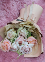 Încarcă imaginea în vizualizatorul Galerie, Buchet 7 trandafiri pastel - Desiree FlowerShop

