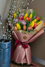 Încarcă imaginea în vizualizatorul Galerie, Buchet lalele multicolore - Desiree FlowerShop
