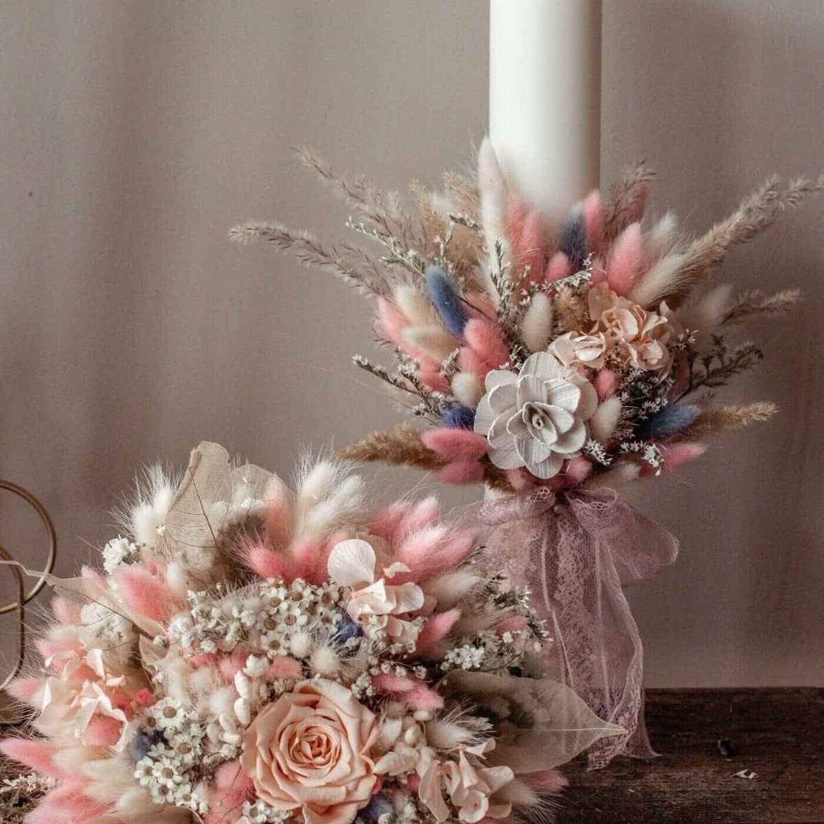 Buchet mireasa flori conservate — buchet și lumânare cu decor asortat