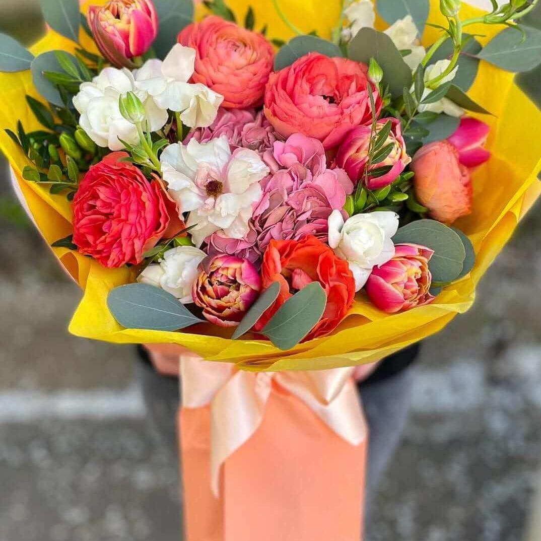 Buchet sau aranjament de designer – Alege bugetul — exemplu de buchet multicolor