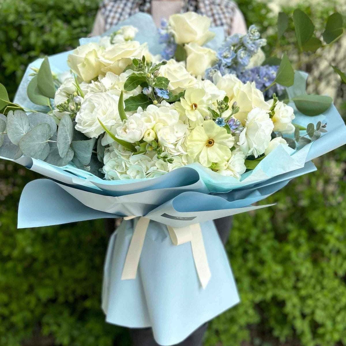 Buchet sau aranjament de designer – Alege bugetul — exemplu de buchet alb și bleu