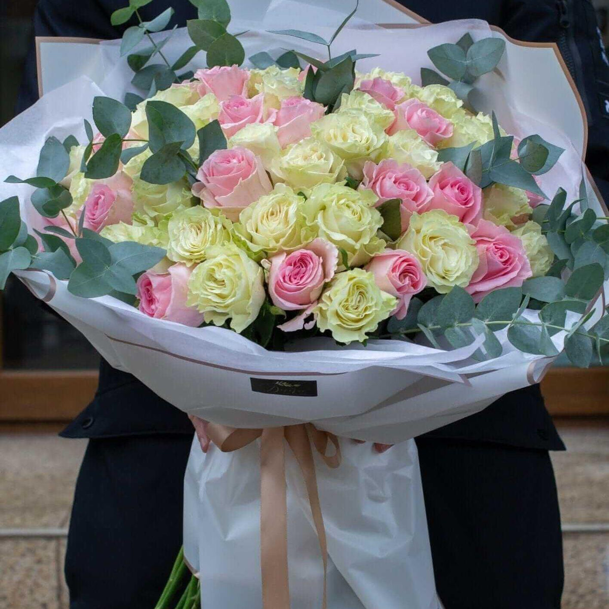 Buchet Trandafiri Ecuador pentru ocazii speciale — varianta de buchet în tonuri roz și crem
