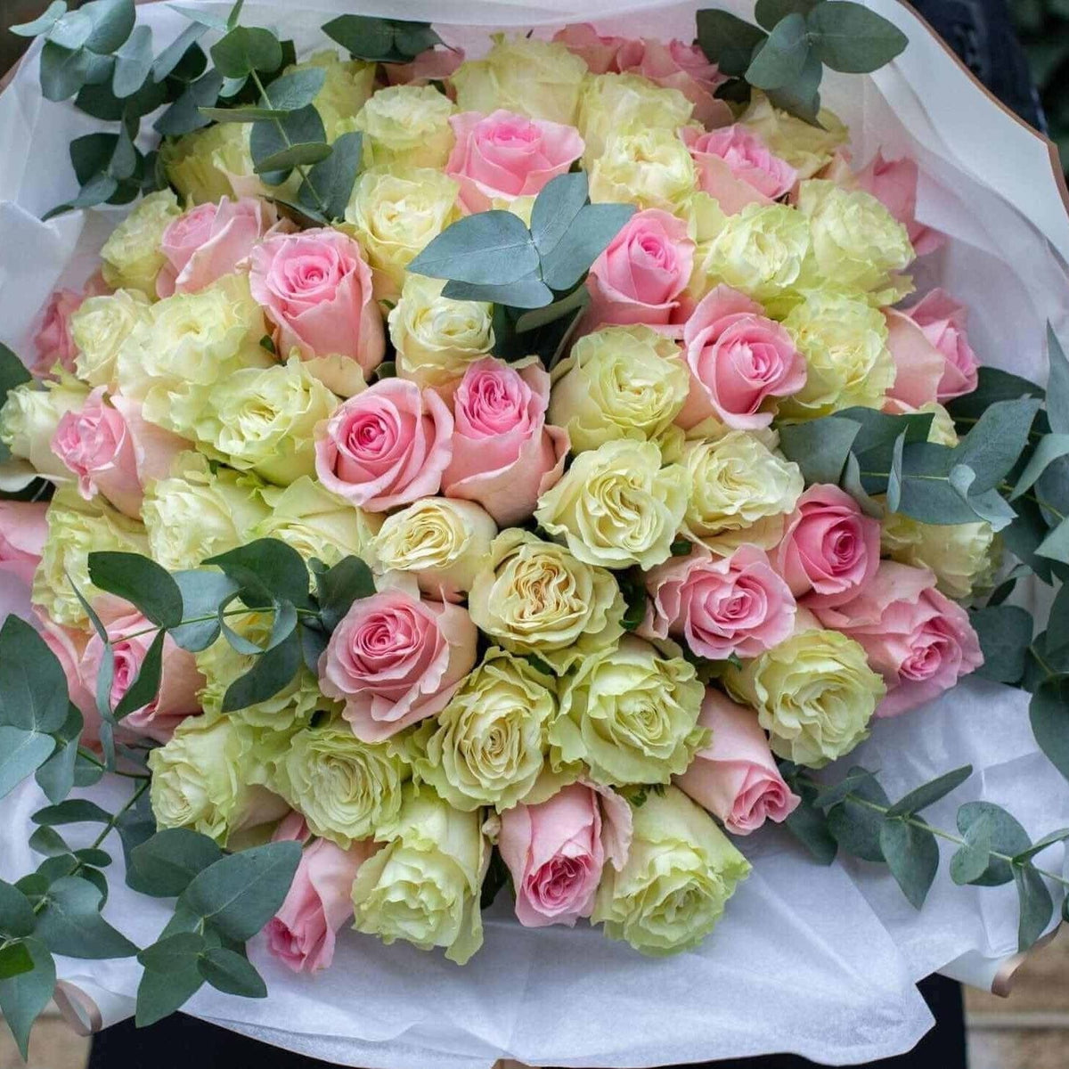 Buchet Trandafiri Ecuador pentru ocazii speciale — buchet roz și crem văzut de sus