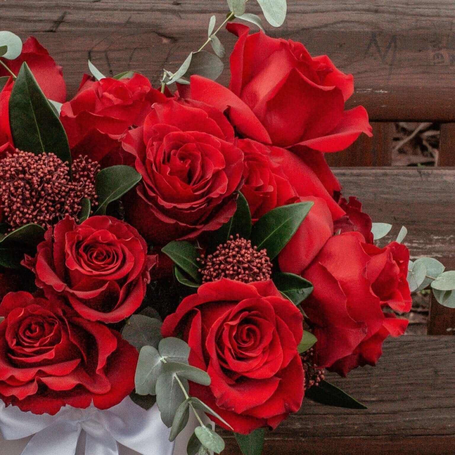 Desiree FlowerShop aranjament_floral Aranjament in cutie cu trandafiri si skimmia