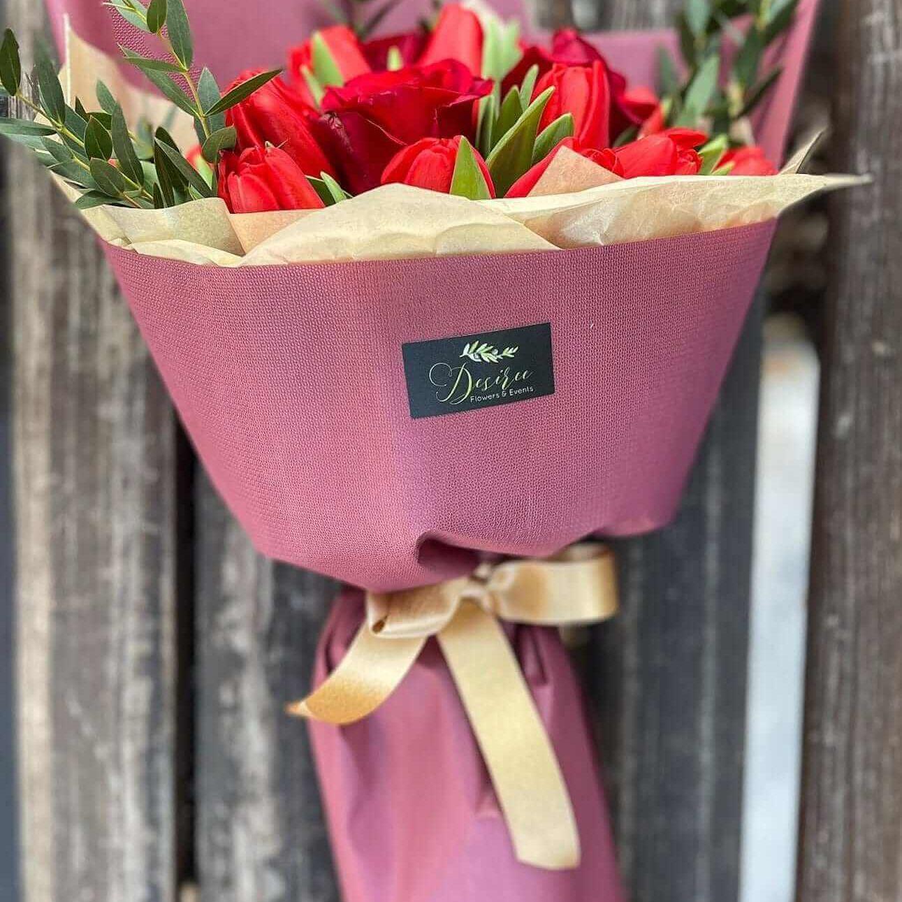 Desiree FlowerShop aranjament_floral Buchet lalele si trandafiri